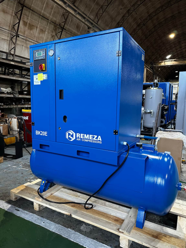 Почему винтовой компрессор гонит масло в воздушную систему: причины и решение